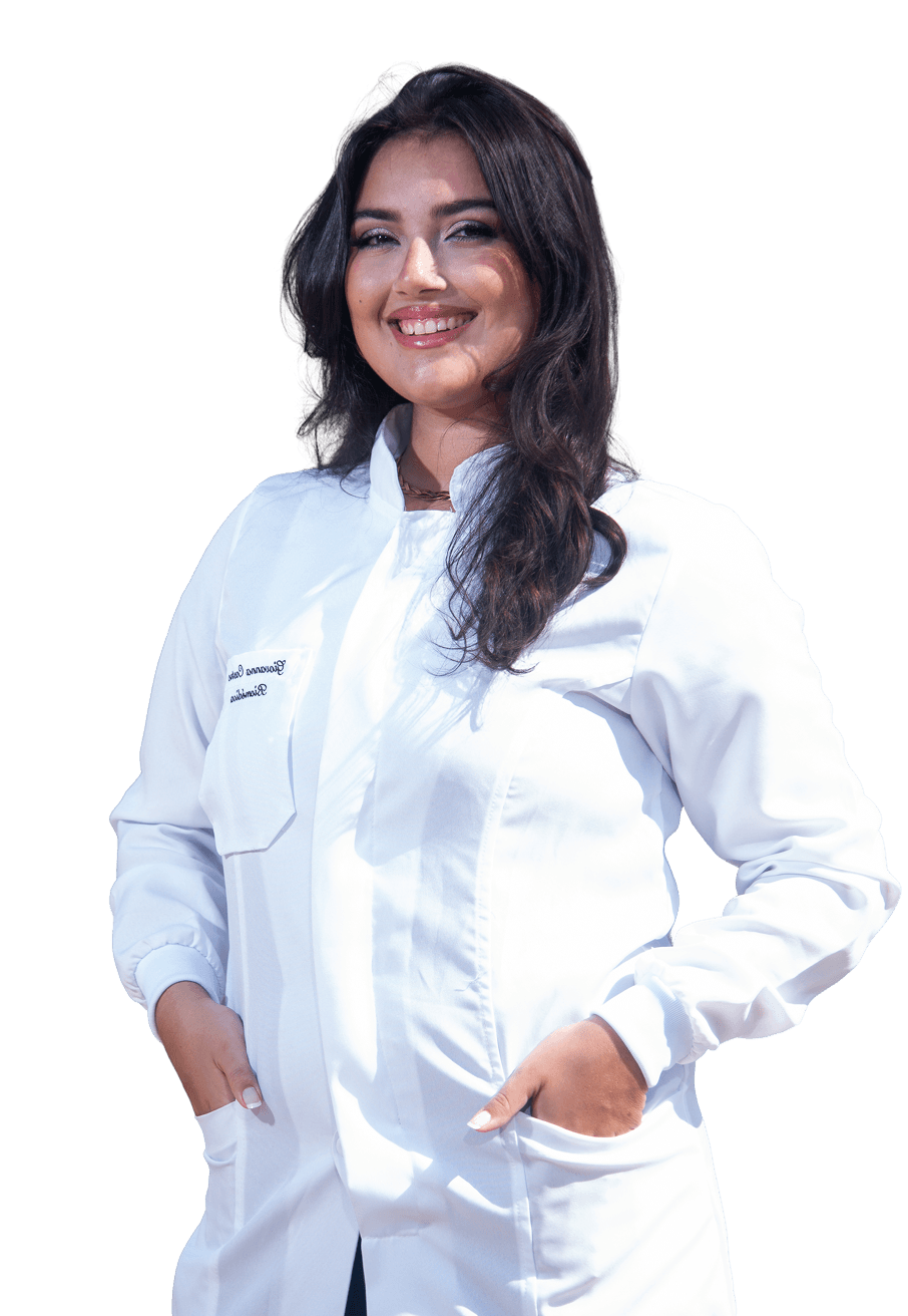 Profissional de laboratório sorrindo em jaleco branco